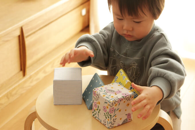 牛乳パックの積み木の作り方 四角と三角でまるでおうち 見立て遊びもはかどります オウチーク