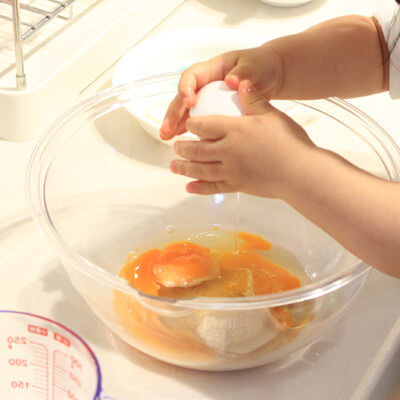 卵を割る1歳児