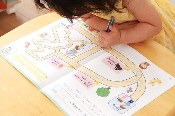 迷路に取り組む2歳児