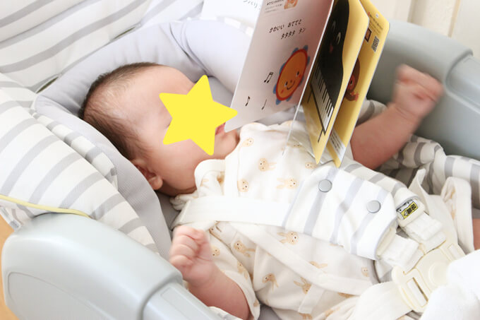 サンプル絵本を見せると大興奮の赤ちゃん