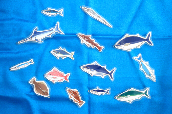 青い布の上に魚を並べたところ