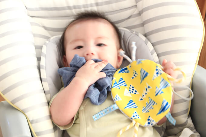 型紙配布 赤ちゃんのカシャカシャおもちゃを手作り 簡単だけど食いつくやり方を写真で詳しく解説 オウチーク