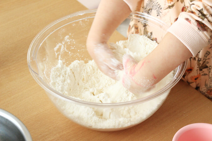小麦粉粘土の神レシピ伝授 もちサク感触で遊びやすい作り方と保存方法 オウチーク