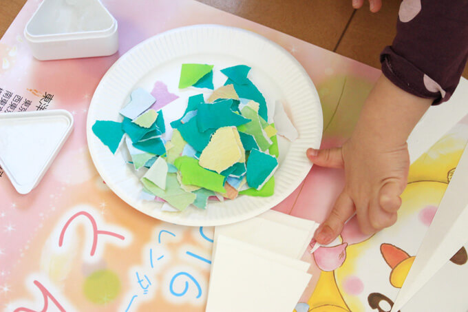 ちぎり絵でツリーを作る