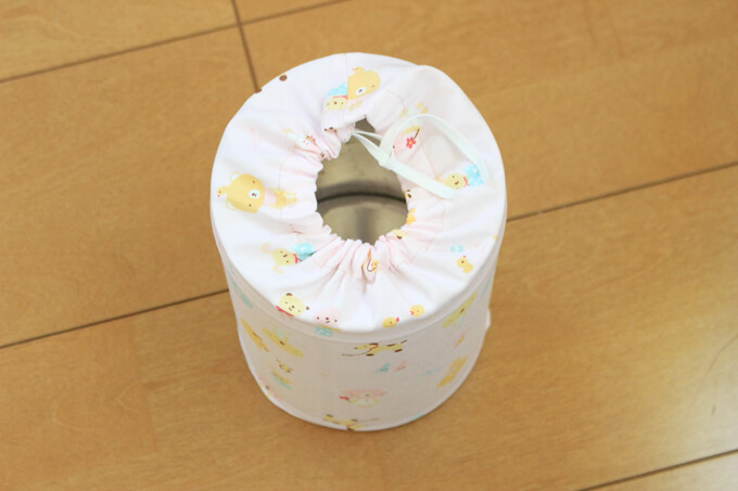 フタをとった缶に布を被せる