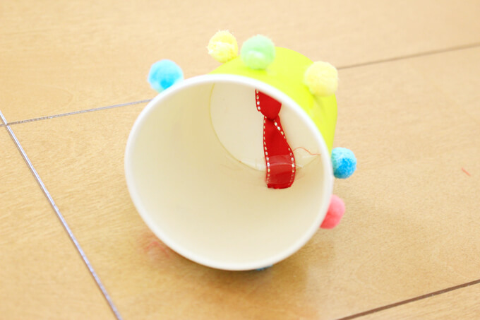 リボンをテープで留める