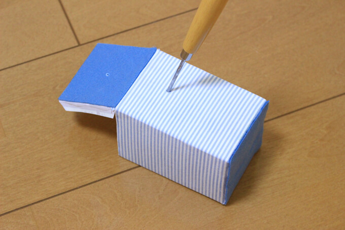 目打ちで穴を開ける