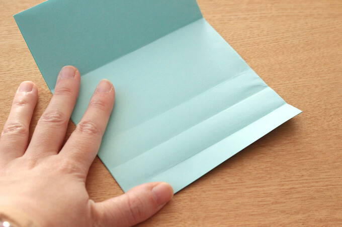 色画用紙を2センチの長さになるように折っていく