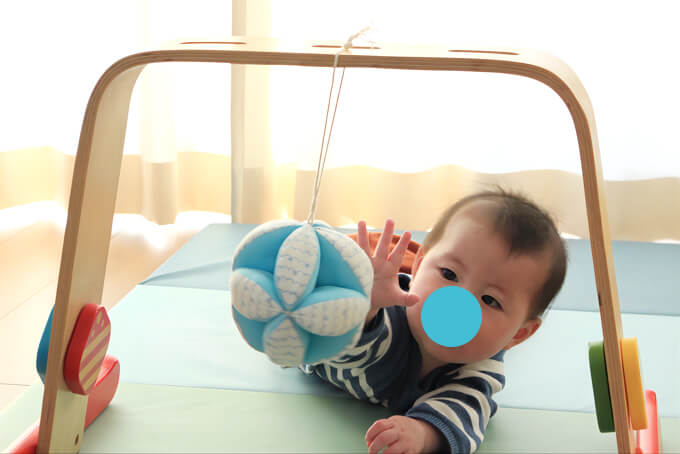 モンテッソーリのキッキングボールで遊ぶ赤ちゃん