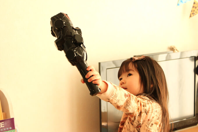 作った鬼の金棒を持つ子供