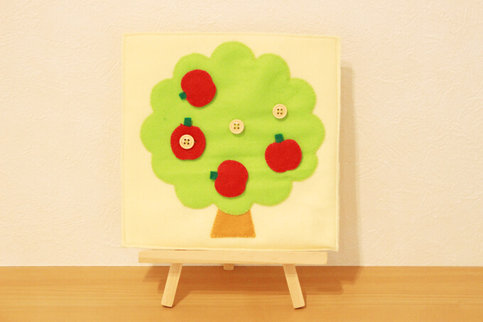 りんごの木のボタンおもちゃ