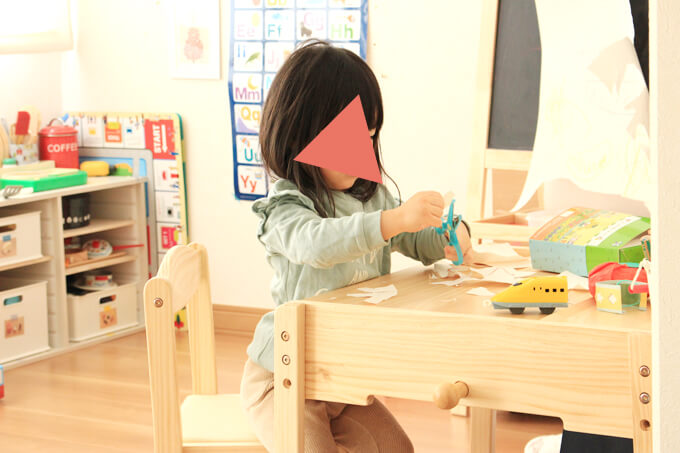 キッズ机で作業をする子ども