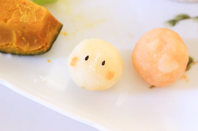 ゴマで目をにんじんでほっぺを作る