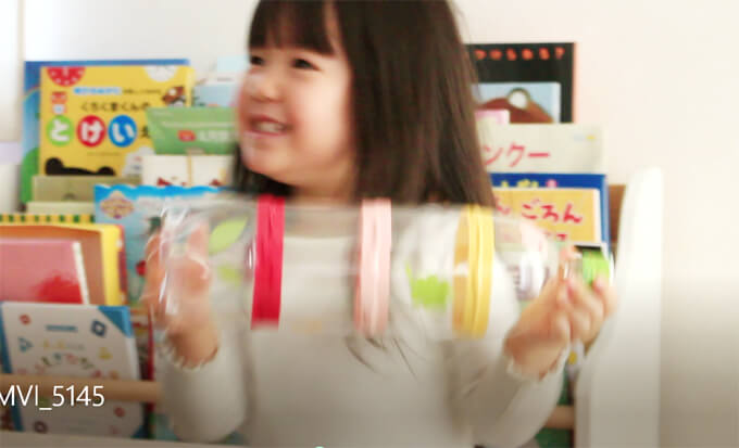 ビー玉落としで遊ぶ幼児