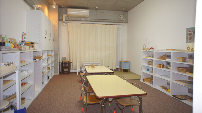 サロンドバンビーニのモンテッソーリ教室と教具棚