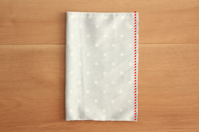 折っていないほうの布の端から縫い代を1cm取り、直線縫い