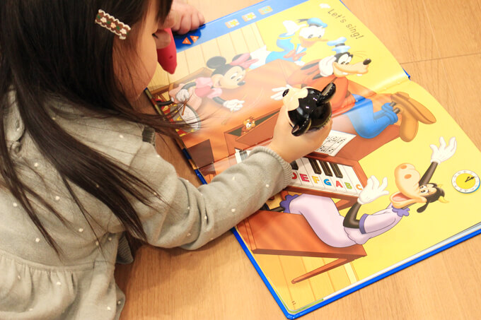 ディズニー英語システム（DWE）に取り組む2歳の子供