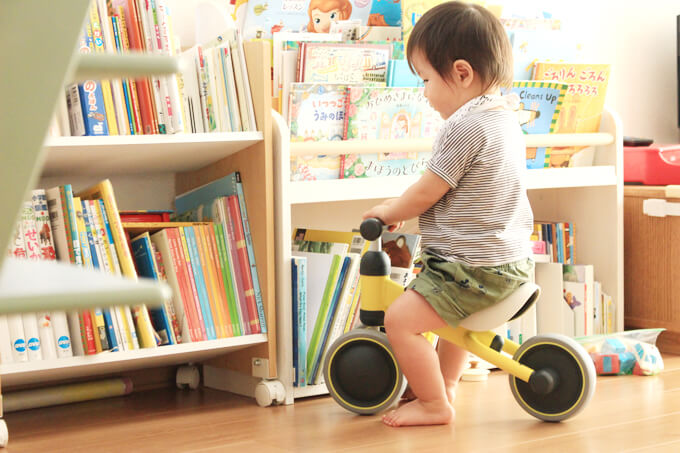 ディーバイクミニ（アイデス）に乗る1歳の子供