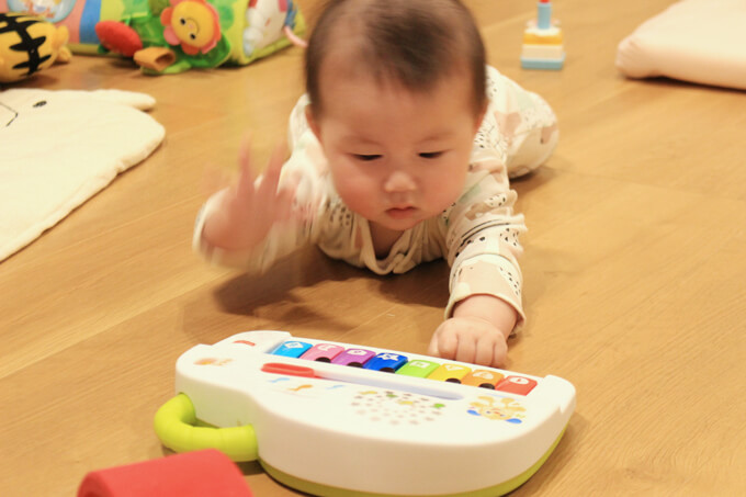 ピアノおもちゃで遊ぶ赤ちゃん