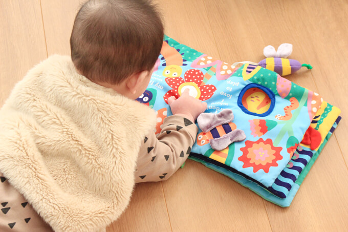 布絵本で遊ぶ赤ちゃん