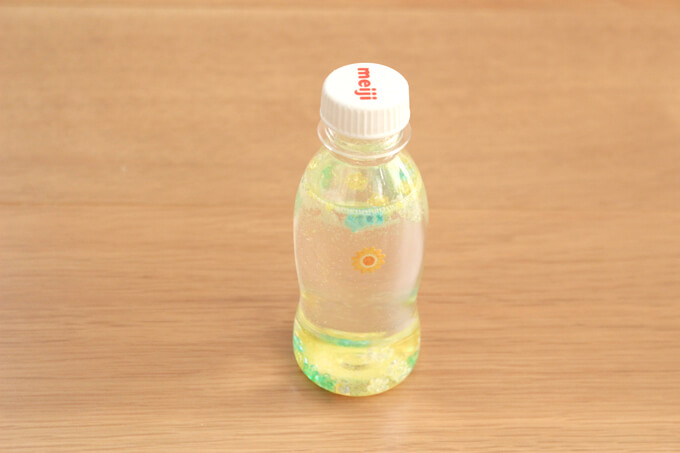 ペットボトルの水入りガラガラ センサリーボトル で五感を育てよう アレンジ例も紹介 オウチーク