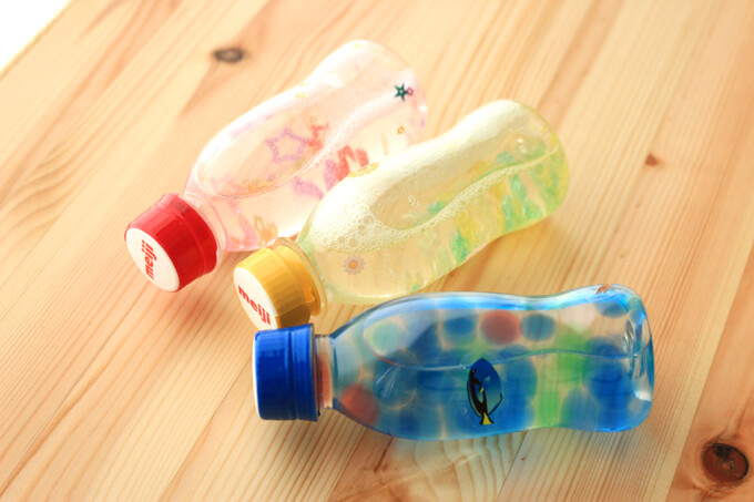 ペットボトルの水入りガラガラ センサリーボトル で五感を育てよう アレンジ例も紹介 オウチーク