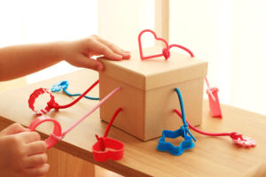 赤ちゃん向け手作りおもちゃの作り方まとめ 簡単にできて0歳でも喜ぶものを紹介 オウチーク