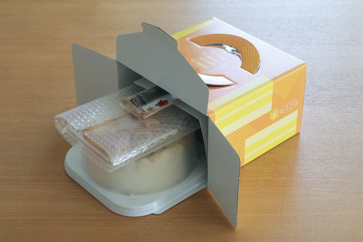 しまじろう誕生日ケーキの内箱から出すときと中のプラスチックカバーを外すときにヒヤヒヤする