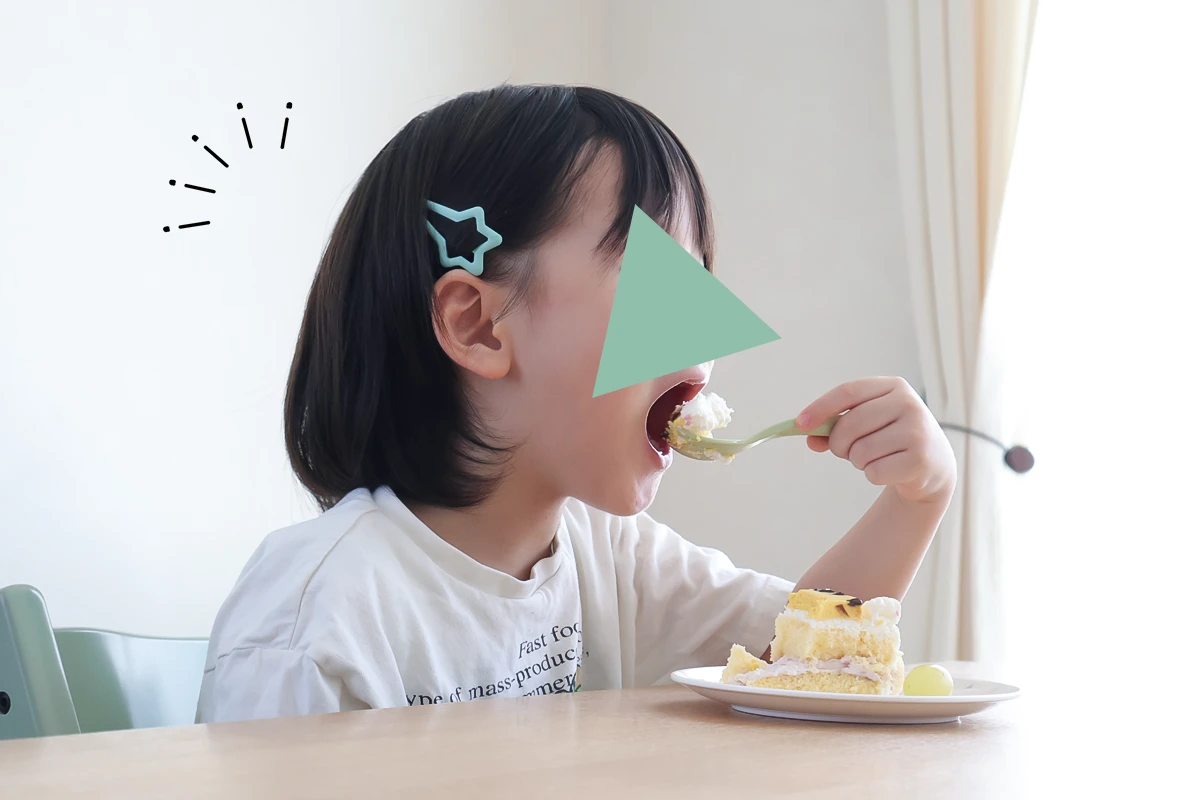 しまじろう誕生日ケーキを味わう子ども