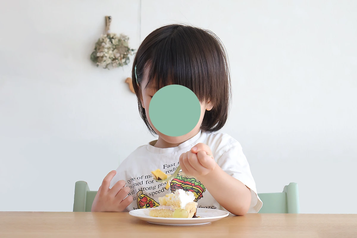 しまじろう誕生日ケーキを味わう子ども2