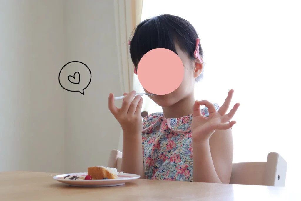 しまじろう誕生日ケーキを味わう子ども3