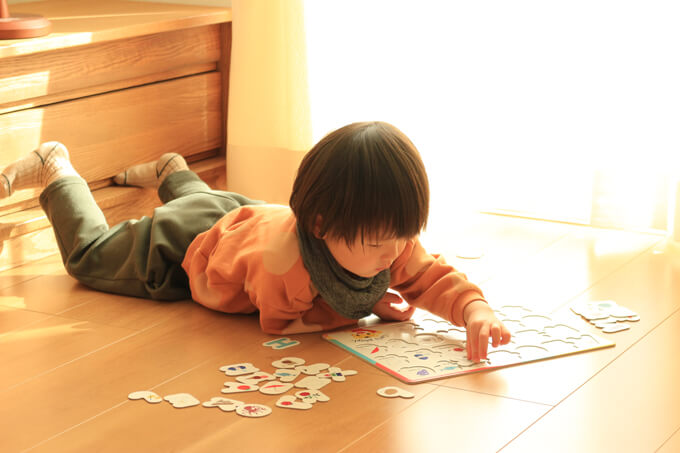 しまじろうのアルファベットパズルで遊ぶ子供