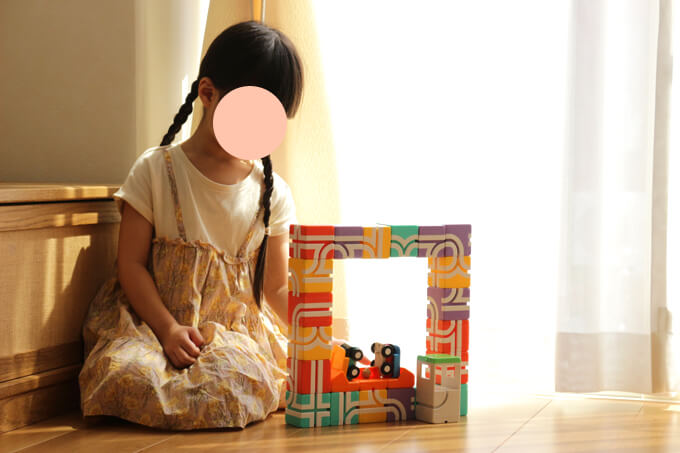 QbiToyで遊ぶ4歳の女の子