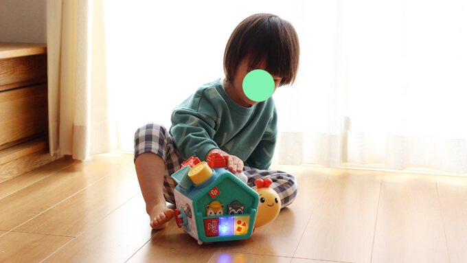 フィッシャープライスおもちゃバイリンガルでんでんむしで遊ぶ2歳の子