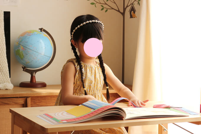 モンテッソーリ知育工作ワークに取り組む4歳の女の子