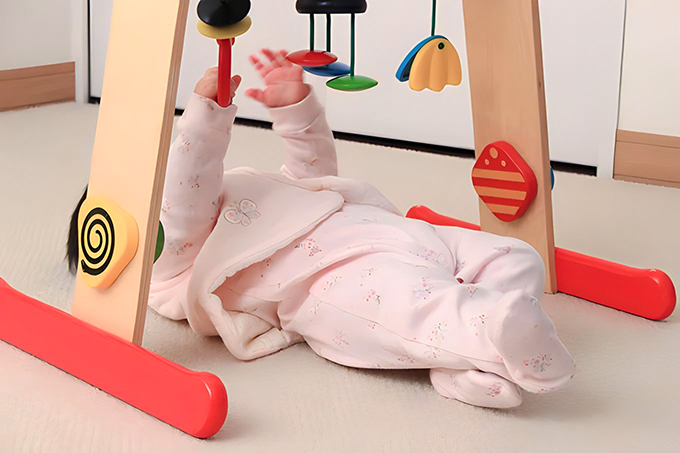 IKEAの木製ベビージムで遊ぶ赤ちゃん