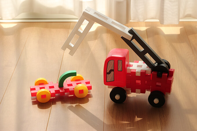 学研ニューブロックで作った消防車と2歳児が作った車
