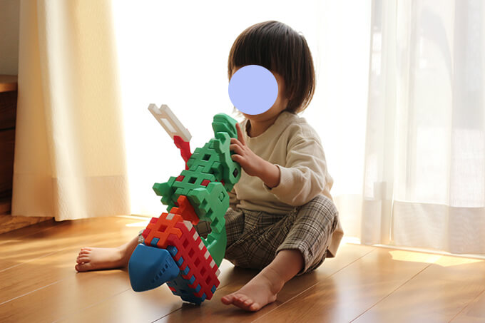 学研ニューブロックの恐竜で遊ぶ子供