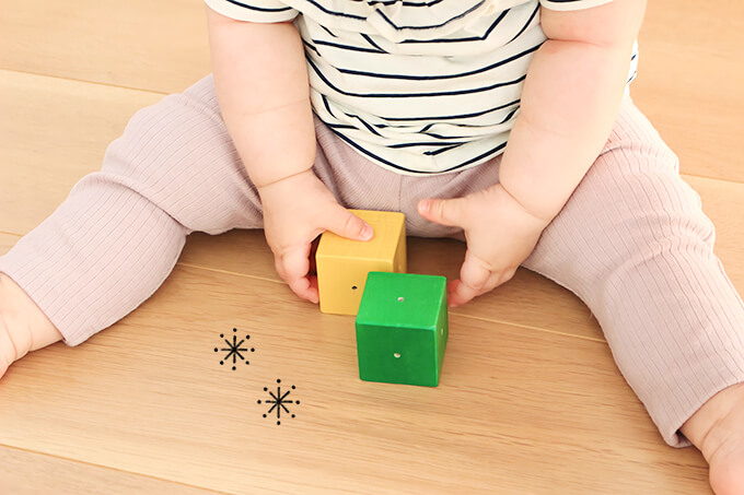 積み木（ジーナ社のベビーキューブ）で遊ぶ赤ちゃん