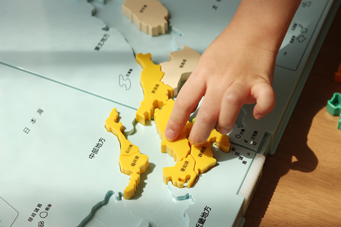 くもんの日本地図パズルで遊んでいるところ