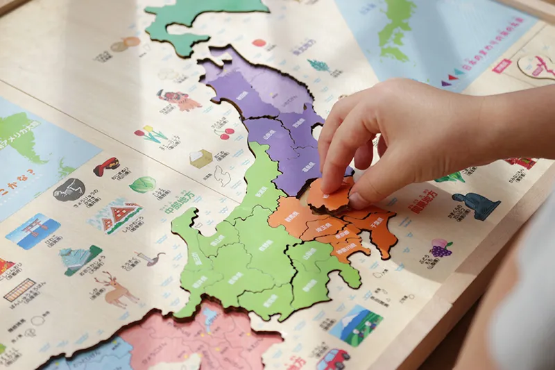 学研木製パズル日本地図で遊ぶ子供1