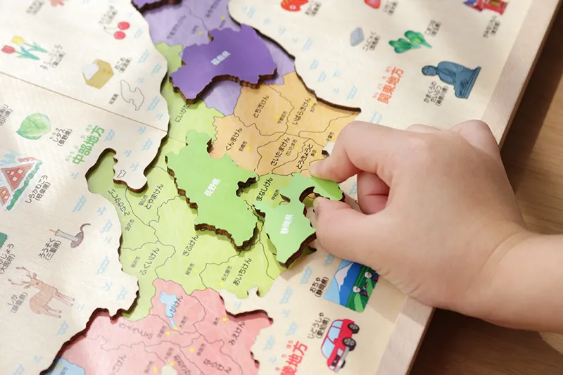 学研木製パズル日本地図で遊ぶ子供2