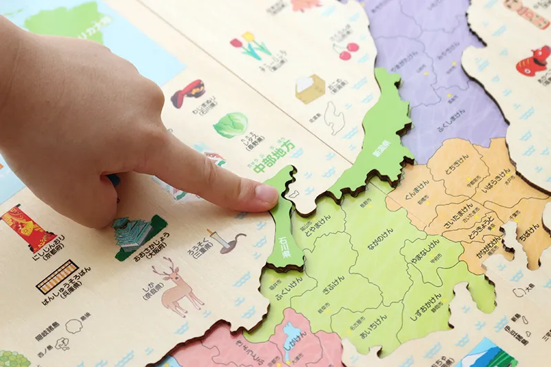 学研木製パズル日本地図の石川県を指す子ども