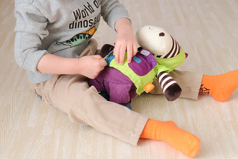 B.toys「おきがえしまうまくん」でジッパーの練習をする3歳児