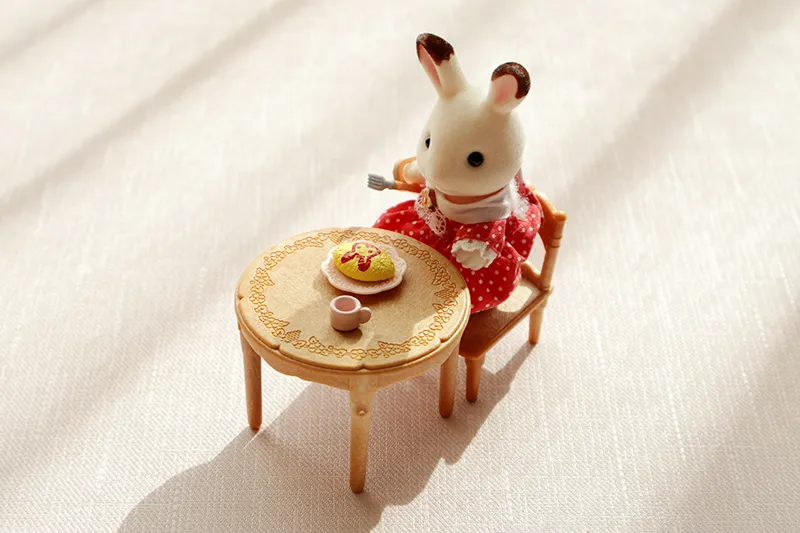テーブルに着くショコラウサギのフレア