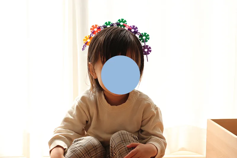 ジスターの花冠をかぶる2歳の男の子