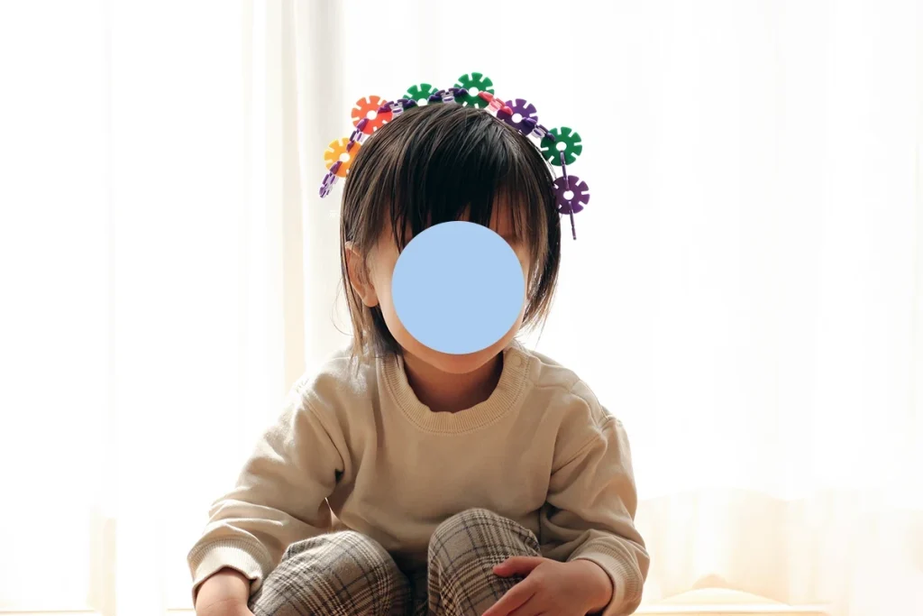 ジスターの花冠をかぶった3歳の男の子