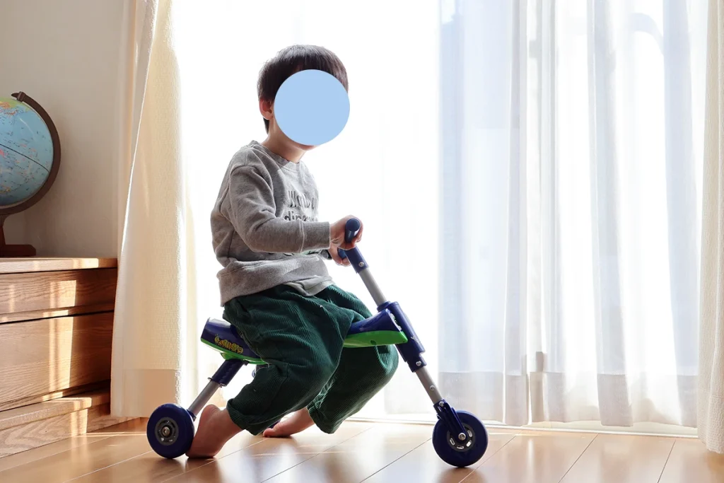 室内用三輪車に乗る3歳の男の子