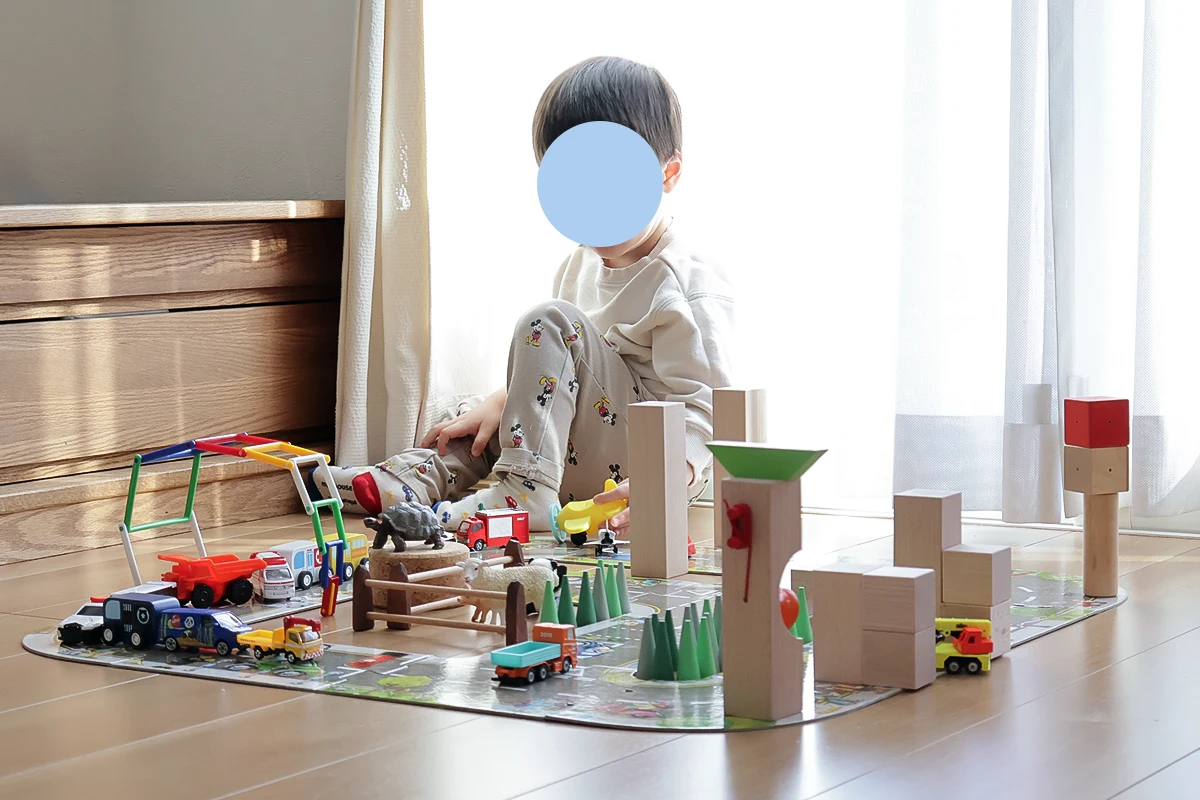 積み木で街を作って遊ぶ3歳の男の子