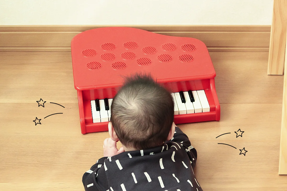 0歳の子がカワイのミニピアノP25を使う様子